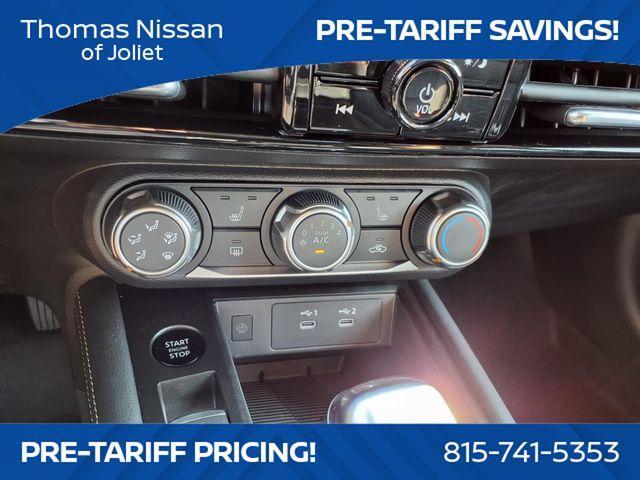 Photo of 2025 2t Wht Blk Roof Nissan Kicks