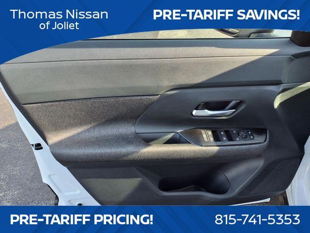 Photo of 2025 2t Wht Blk Roof Nissan Kicks