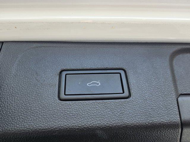 Photo of 2021 Pure White Volkswagen Atlas