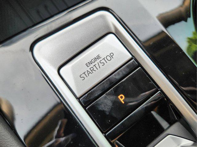 Photo of 2025 Silver Mist Metallic Volkswagen Atlas