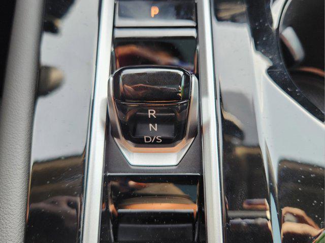 Photo of 2025 Silver Mist Metallic Volkswagen Atlas