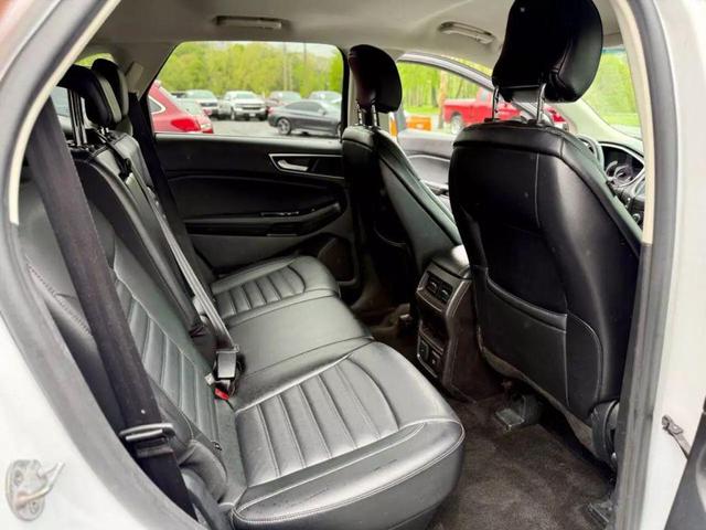Photo of 2015 Oxford White Ford Edge