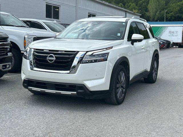 Photo of 2023 Pearl White Tricoat Nissan Pathfinder