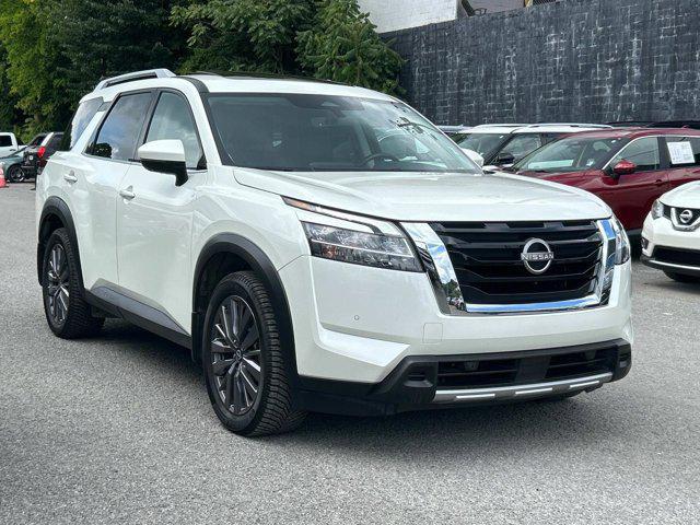Photo of 2023 Pearl White Tricoat Nissan Pathfinder