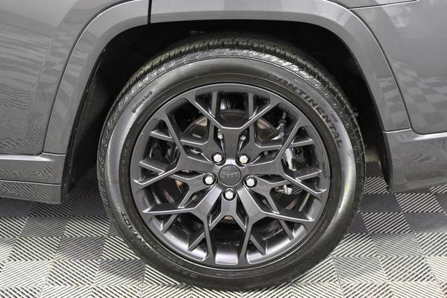 Photo of 2024 Baltic Gray Metallic Clearcoat Jeep Grand Cherokee L
