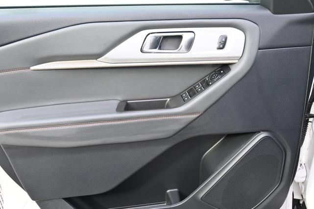 Photo of 2025 White Metallic Ford Explorer