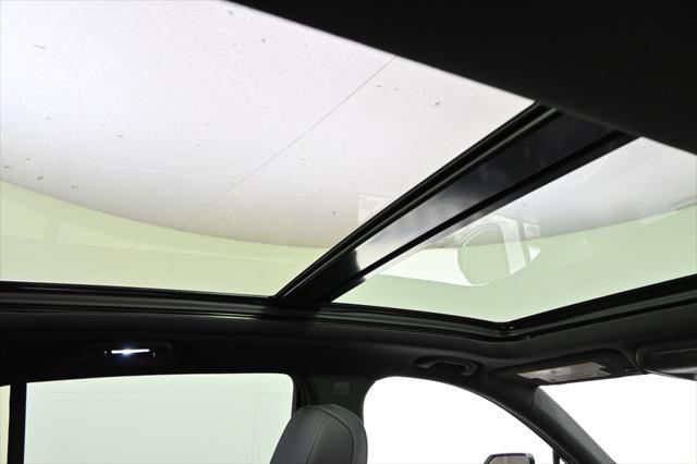 Photo of 2023 Crystal White Tricoat Cadillac XT4