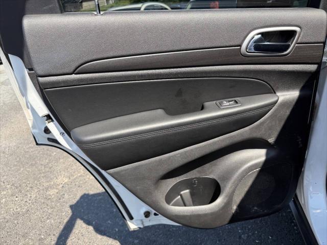 Photo of 2018 White Jeep Grand Cherokee