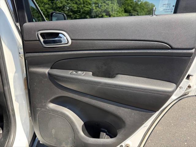Photo of 2018 White Jeep Grand Cherokee
