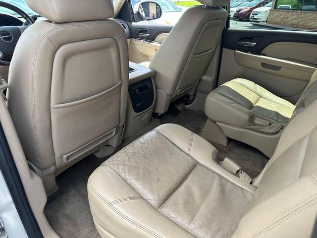 Photo of 2011 White GMC Yukon XL
