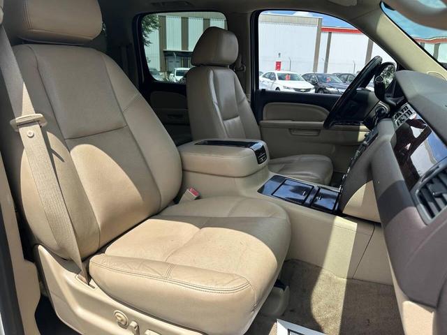 Photo of 2011 White GMC Yukon XL