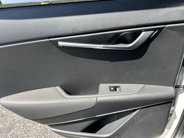 Photo of 2025 Snow White Pearl Kia Niro