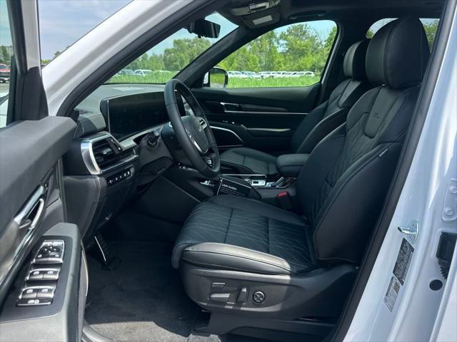 Photo of 2025 Glacial White Pearl Kia Telluride