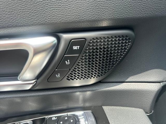 Photo of 2025 Glacial White Pearl Kia Telluride