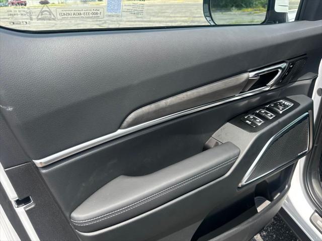 Photo of 2025 Glacial White Pearl Kia Telluride