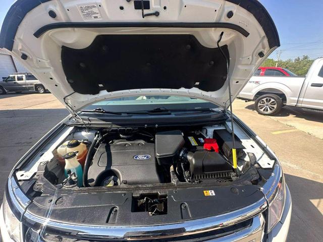 Photo of 2013 White Ford Edge