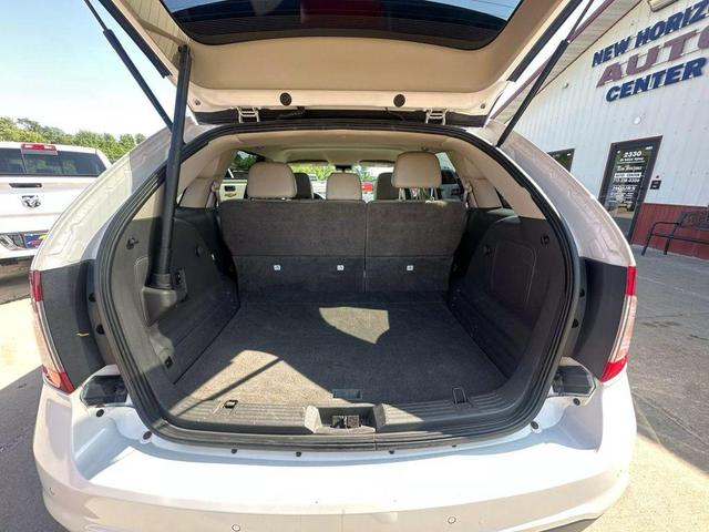 Photo of 2013 White Ford Edge