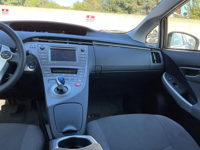 Photo of 2014 Classic Silver Metallic Toyota Prius