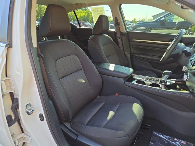 Photo of 2023 White Nissan Altima