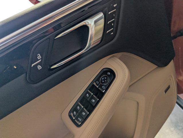 Photo of 2025 Papaya Metallic Porsche Macan