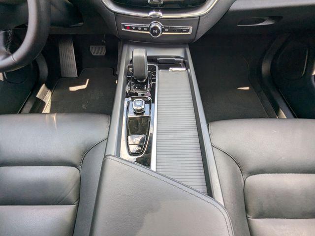 Photo of 2025 Crystal White Metallic Volvo XC60
