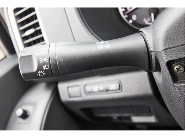 Photo of 2024 Glacier White Nissan Frontier
