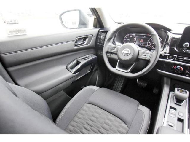 Photo of 2025 Everest White P Nissan Pathfinder