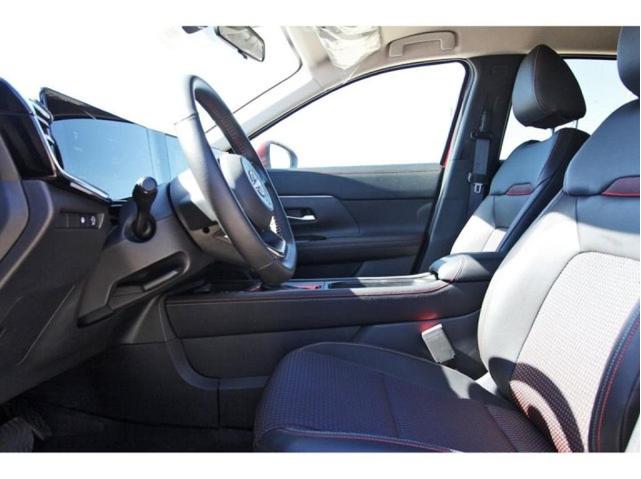 Photo of 2025 Super Black Nissan Kicks