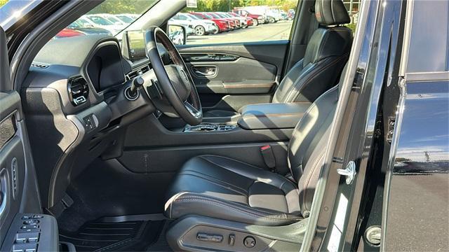 Photo of 2025 Crystal Black Pearl Honda Pilot