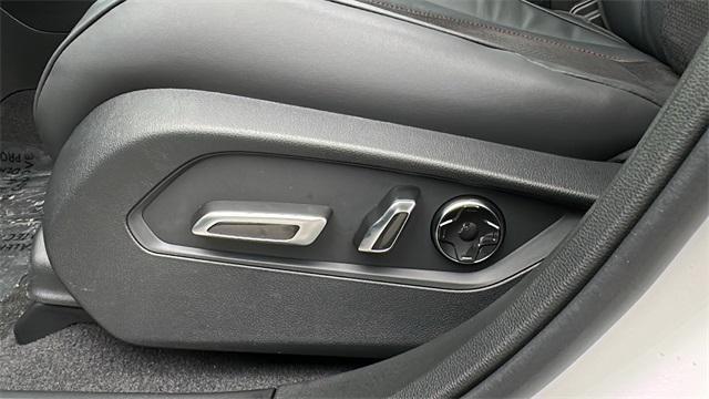 Photo of 2025 Platinum White Pearl Acura RDX