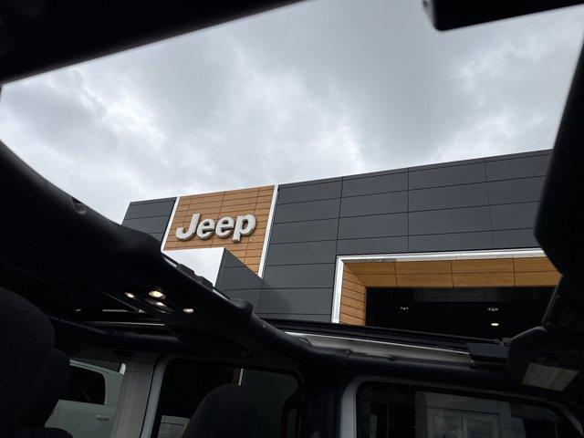 Photo of 2022 Bright White Clearcoat Jeep Wrangler