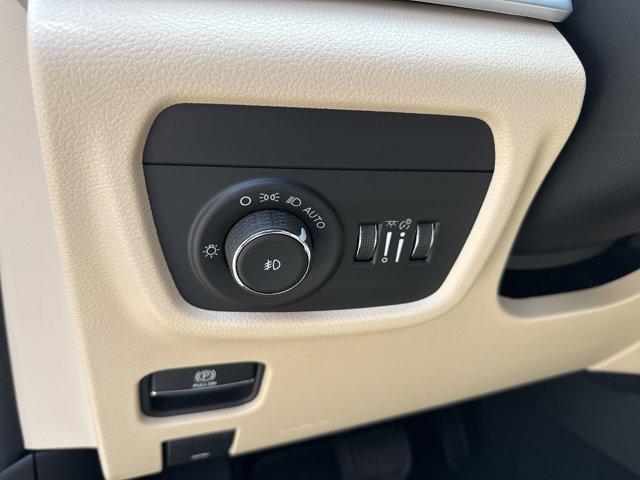 Photo of 2025 Bright White Clearcoat Jeep Grand Cherokee L