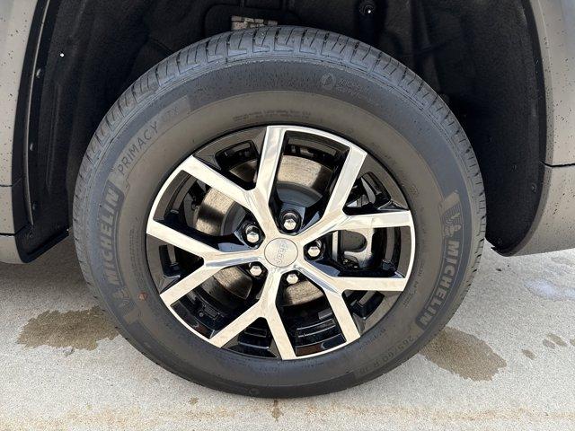 Photo of 2025 Bright White Clearcoat Jeep Grand Cherokee L