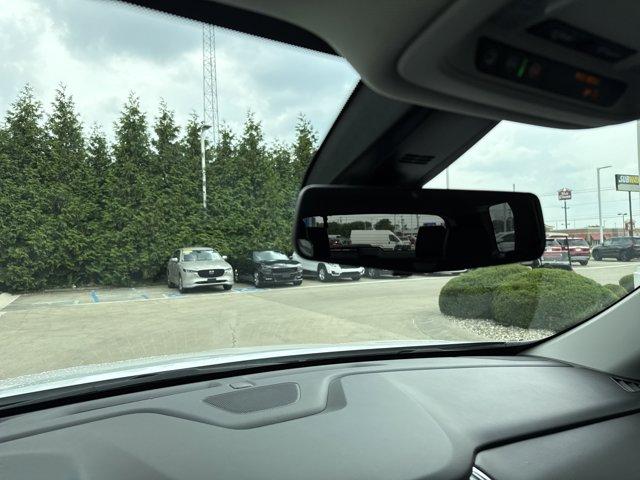 Photo of 2021 Iridescent Pearl Tricoat Chevrolet Traverse