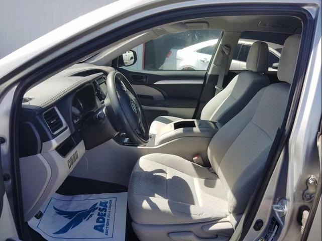 Photo of 2016 Silver Sky Metallic Toyota Highlander