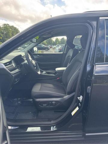 Photo of 2023 Diamond Black Jeep Grand Cherokee L