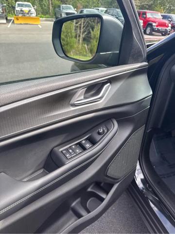 Photo of 2023 Diamond Black Jeep Grand Cherokee L