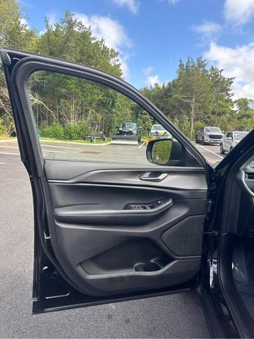 Photo of 2023 Diamond Black Jeep Grand Cherokee L