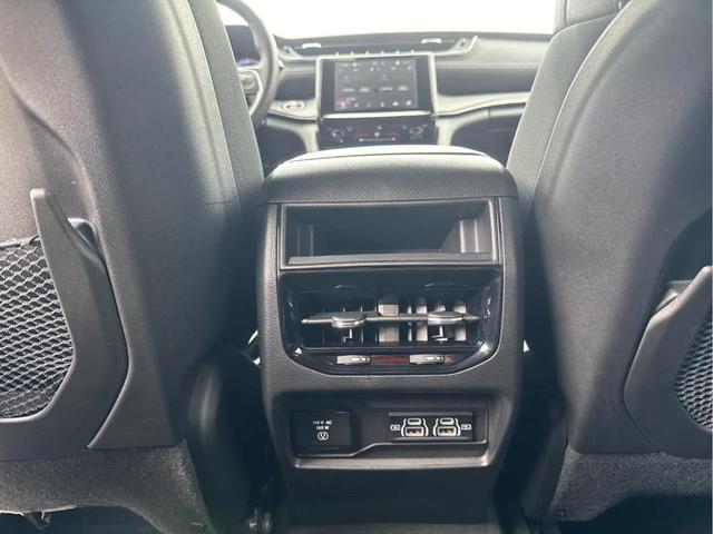 Photo of 2023 Silver Zynith Jeep Grand Cherokee