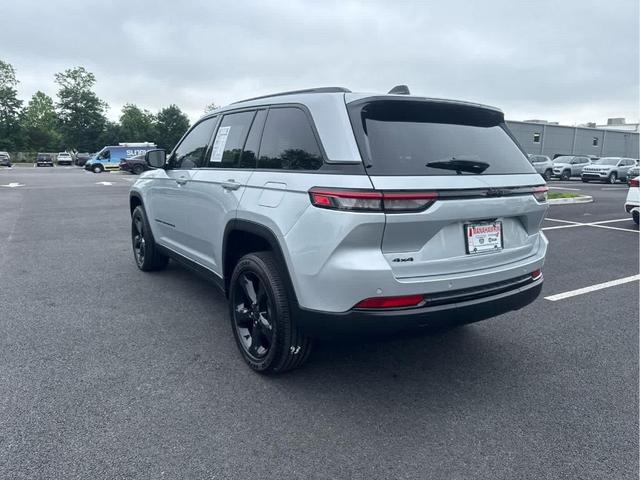 Photo of 2023 Silver Zynith Jeep Grand Cherokee