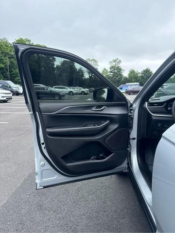 Photo of 2023 Silver Zynith Jeep Grand Cherokee
