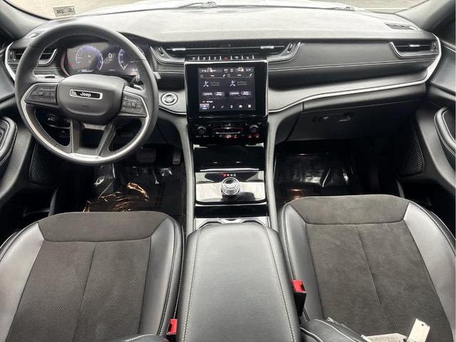 Photo of 2023 Silver Zynith Jeep Grand Cherokee