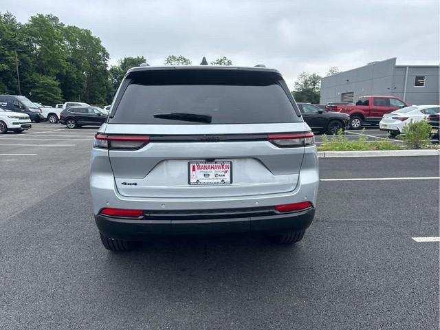 Photo of 2023 Silver Zynith Jeep Grand Cherokee