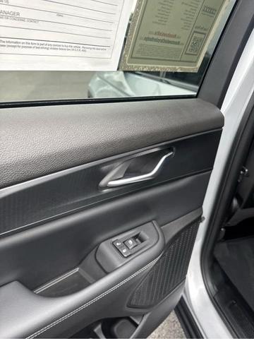 Photo of 2023 Silver Zynith Jeep Grand Cherokee