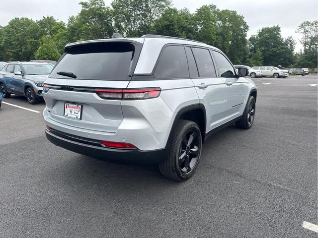 Photo of 2023 Silver Zynith Jeep Grand Cherokee