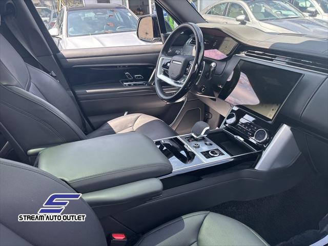 Photo of 2023 White Land Rover Range Rover