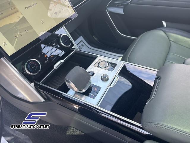 Photo of 2023 White Land Rover Range Rover