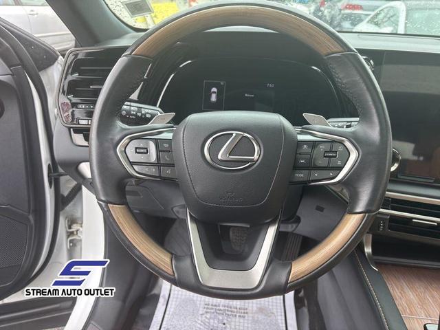 Photo of 2023 Eminent White Pearl Lexus RX 350