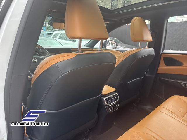 Photo of 2023 Eminent White Pearl Lexus RX 350