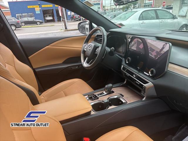 Photo of 2023 Eminent White Pearl Lexus RX 350